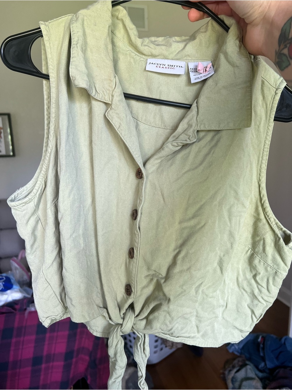 Jaclyn Smith Light Olive Sleeveless Button-Front Tie-Hem Crop Top